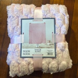 Room Essentials Faux Fur Blanket 50in x 60in New Various Colors new